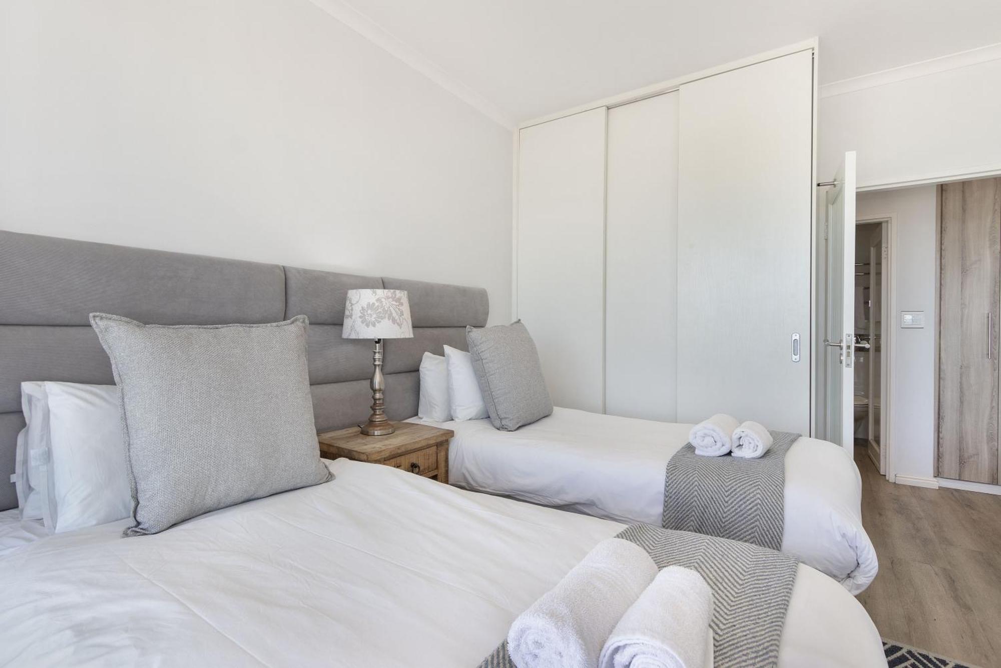 Portico 704 Apartment Bloubergstrand