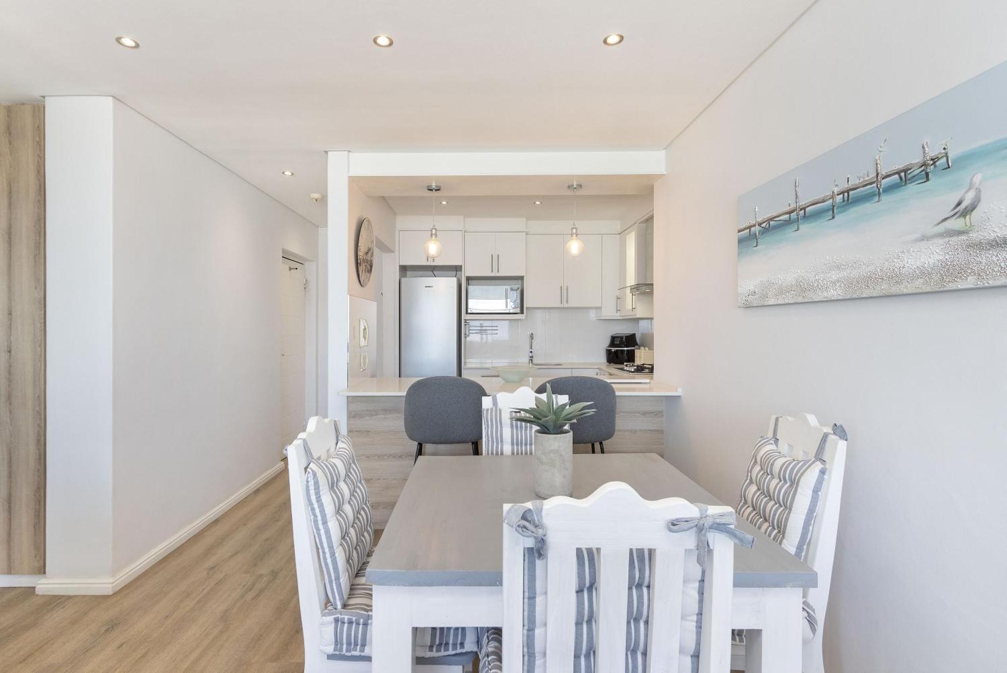 Portico 704 Apartment Bloubergstrand